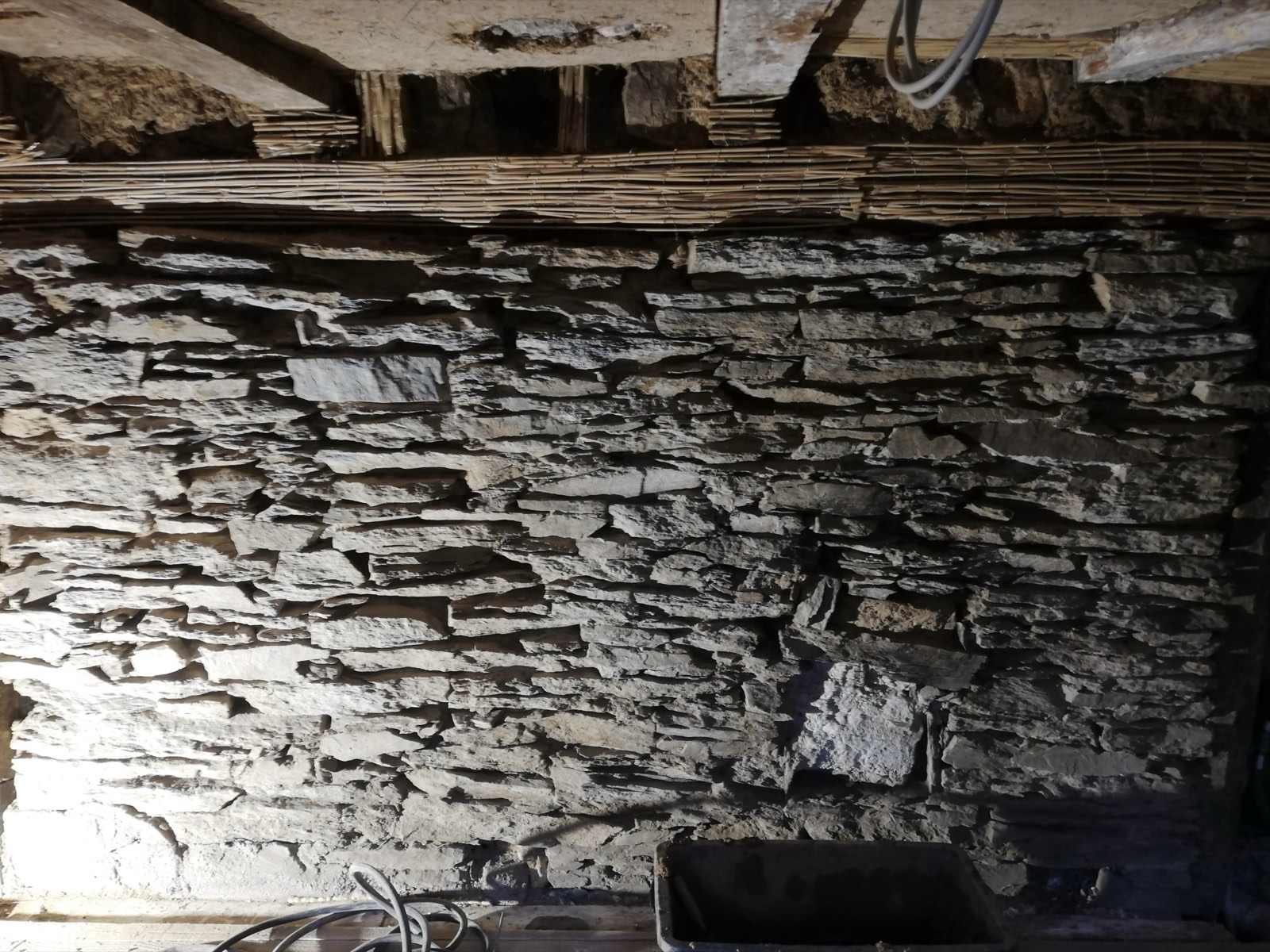 Historisches Bruchsteinmauerwerk im Ahrtal-Haus, freigelegt bei Sanierung