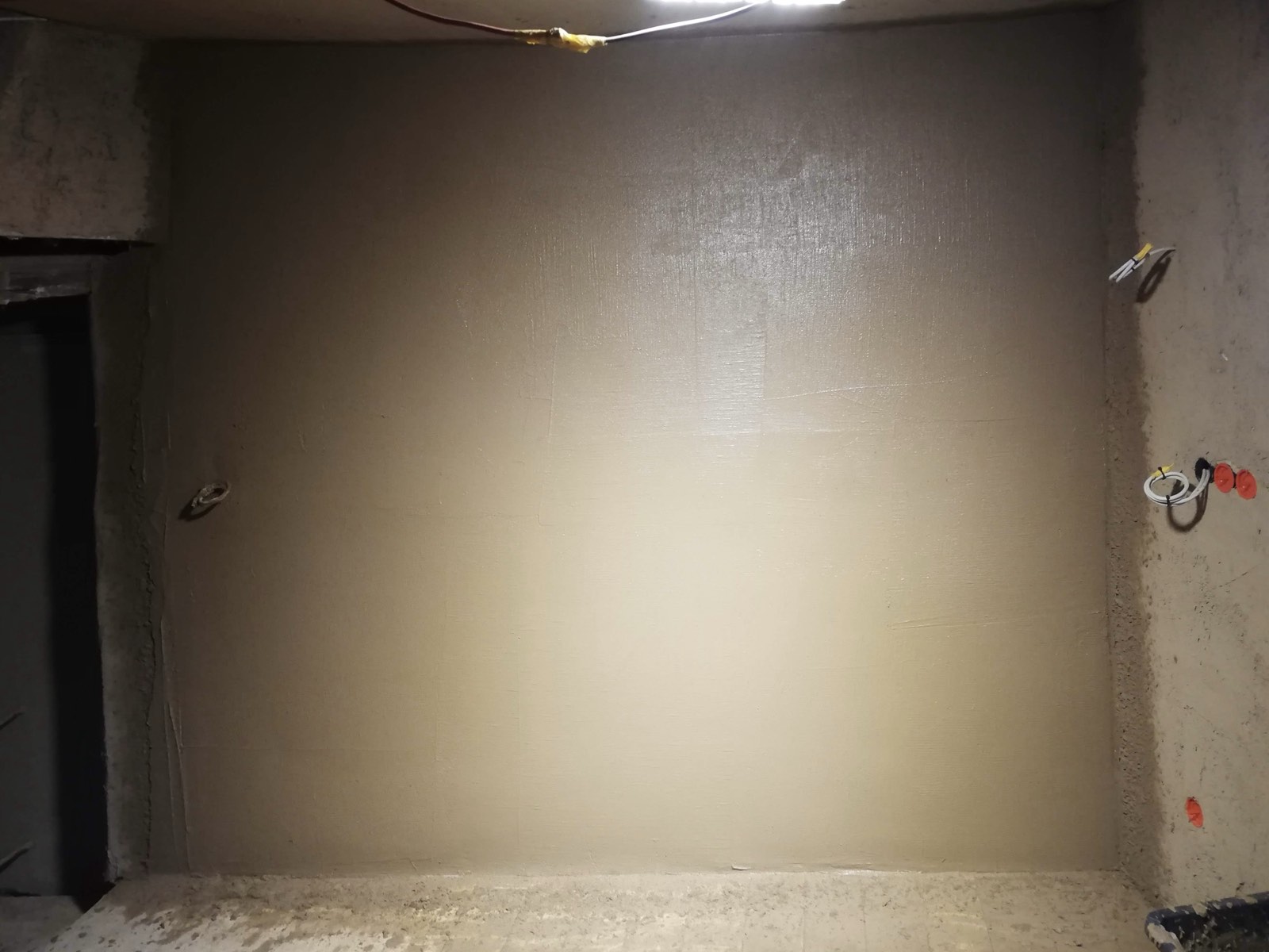 Kalkputz-Oberputz auf Innenwand, glatte helle Oberfläche, Sanierungsabschluss Ahrtal
