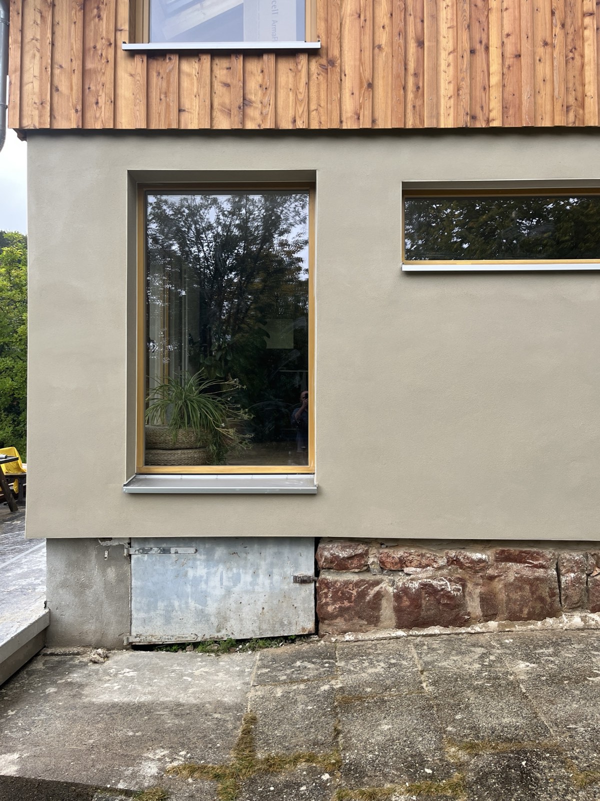 Kalkputzfassade Detail mit Fensterlaibung: heller Ton, sauber gearbeitet