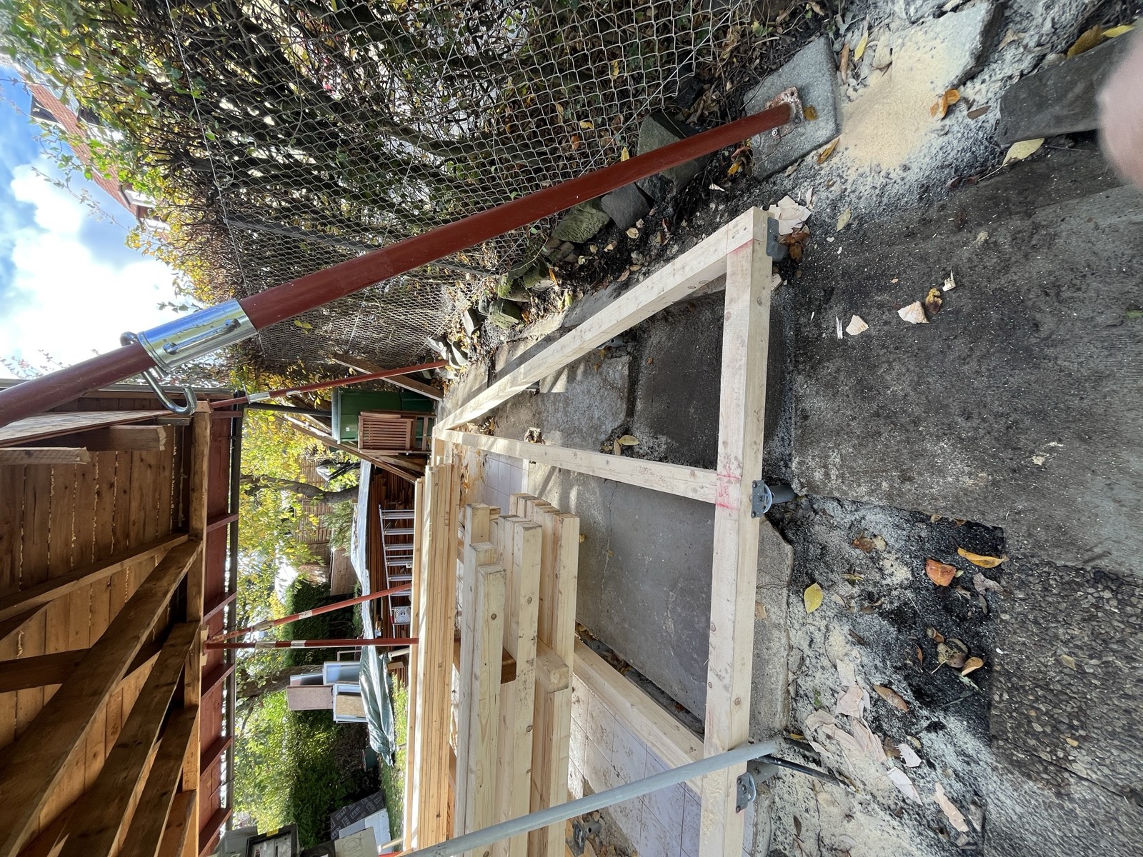 Gartenhaus-Dachkonstruktion: Holzsparren und Firstbalken fertig, Rohbau