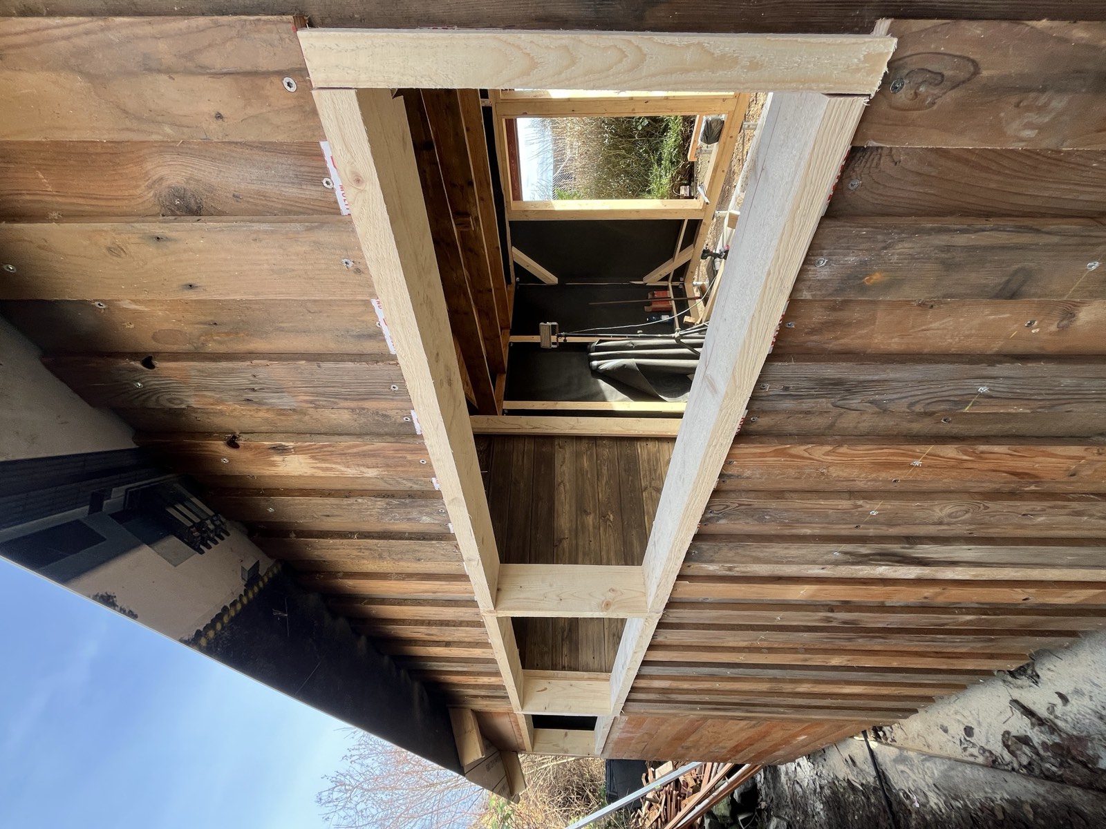 Gartenhaus-Holzfassade mit Fenstereinbau: Fensterprofil eingesetzt, Drutex-Dichtung