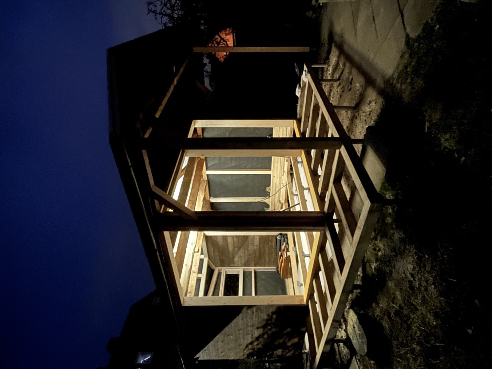 Gartenhaus-Außenfassade Holzschalung mit neuem Fensterelement, Sommer