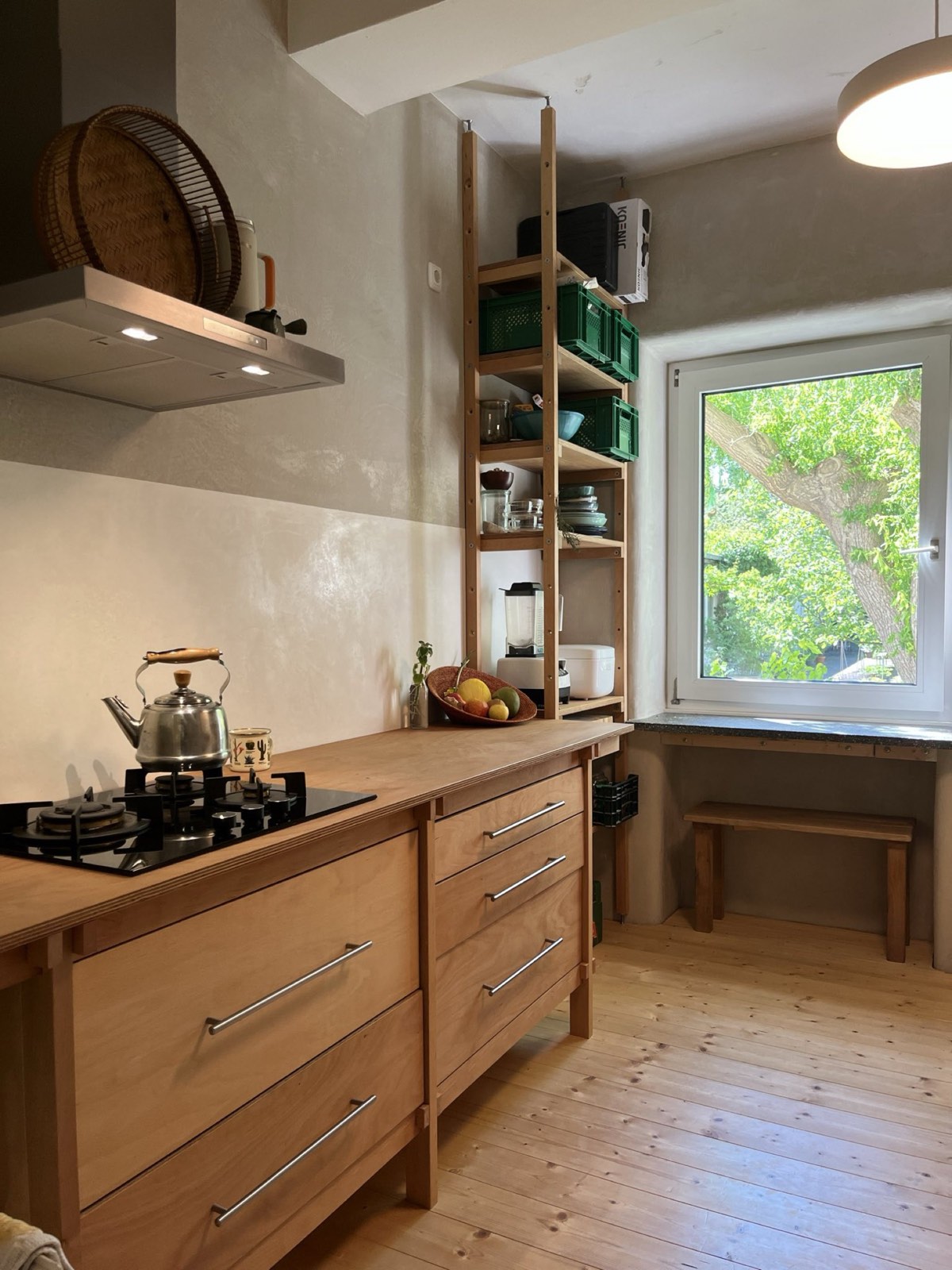 Sanierte Küche mit Kalkputzwänden: Holzküche, Küchenregal, Kalkputz hell und glatt