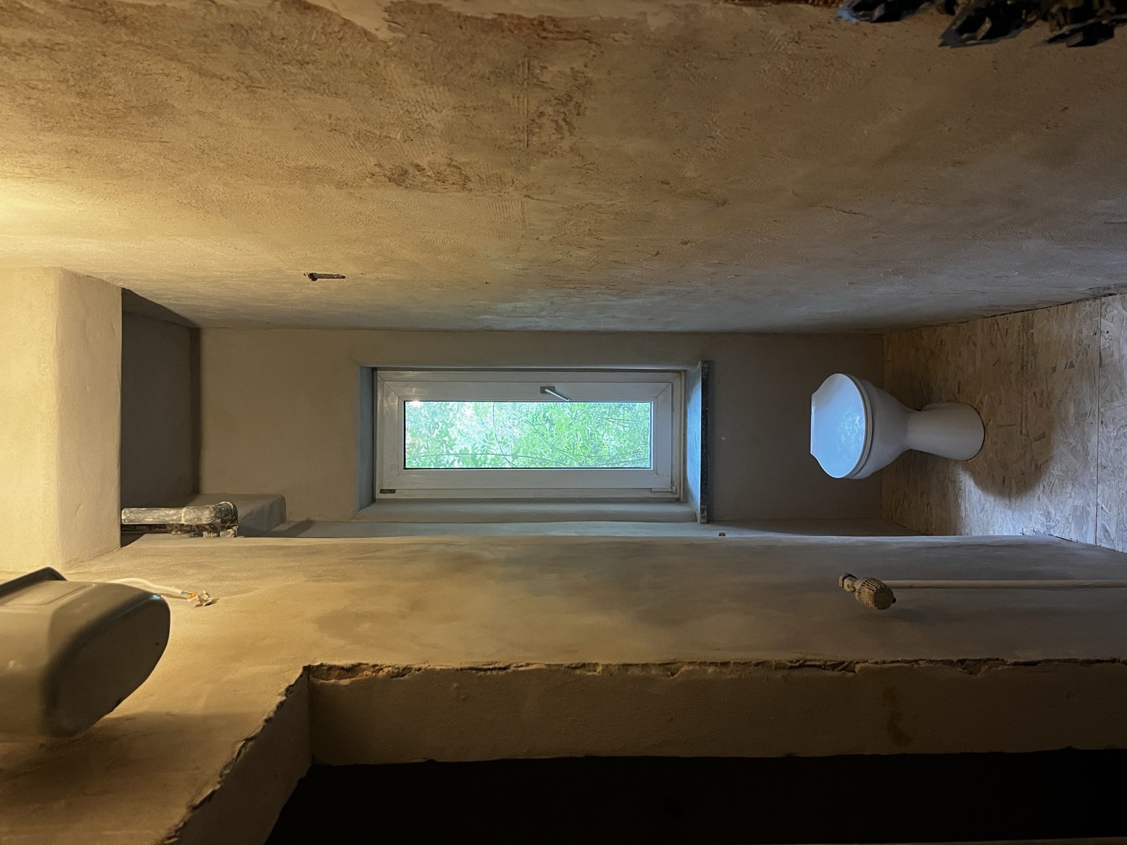 Saniertes Badezimmer im Rohbau: Lehmputzwände, freiliegende Sanitärinstallation