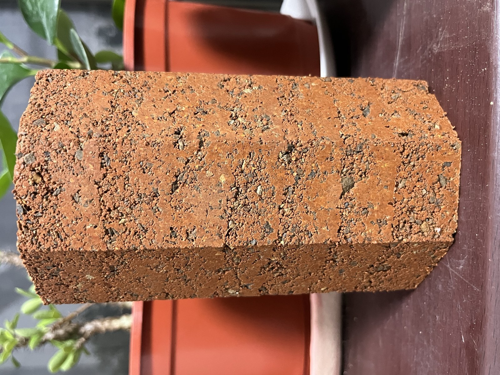 Roter Lehmziegel auf Blumentopf, roher Ton, Taiwan-Lehmbaumaterial